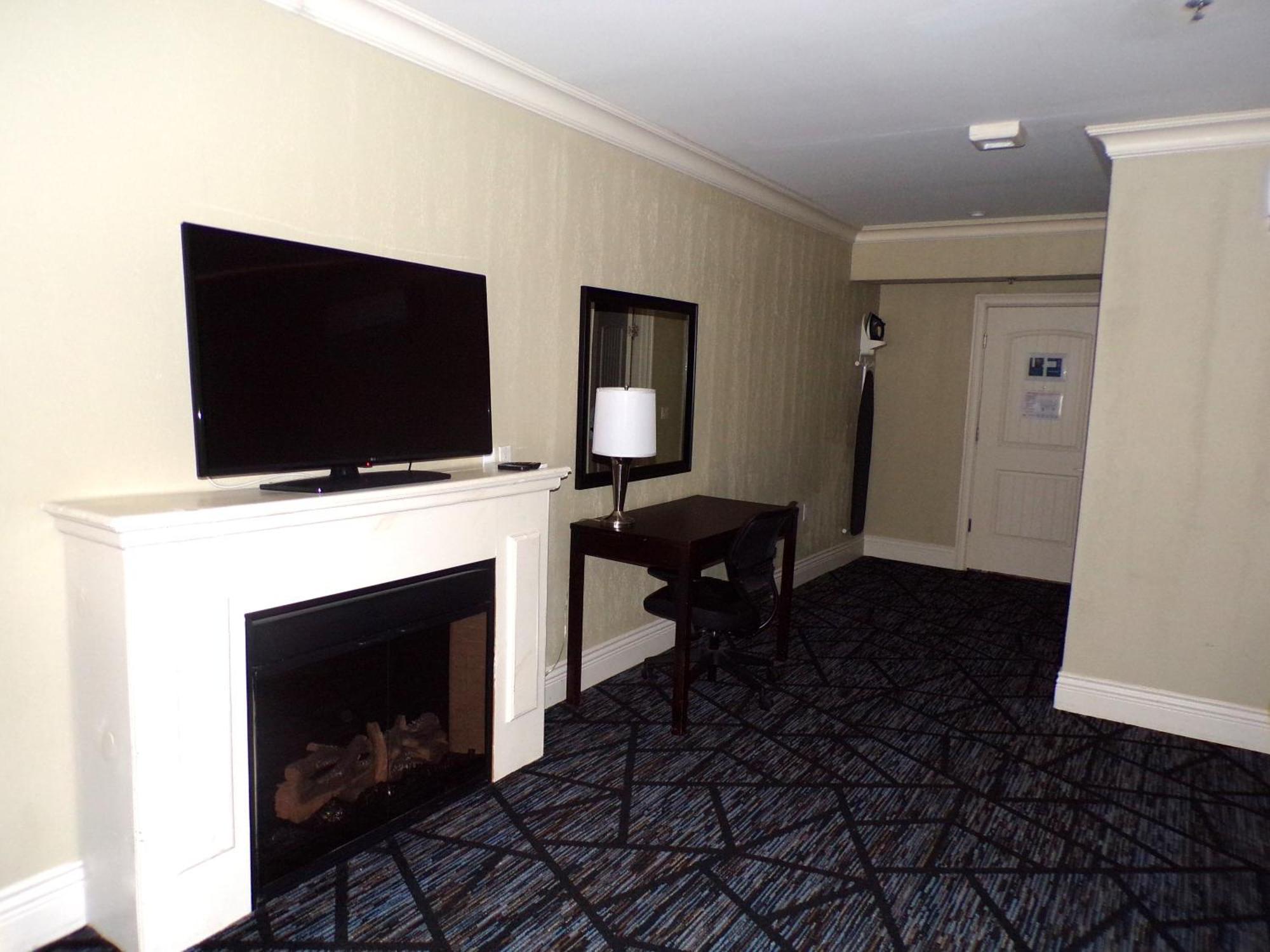 Niagara Crossing And Hotel 4*