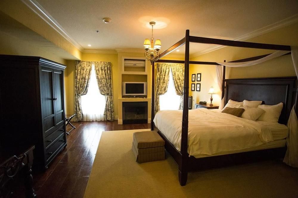 Niagara Crossing And Hotel 4*